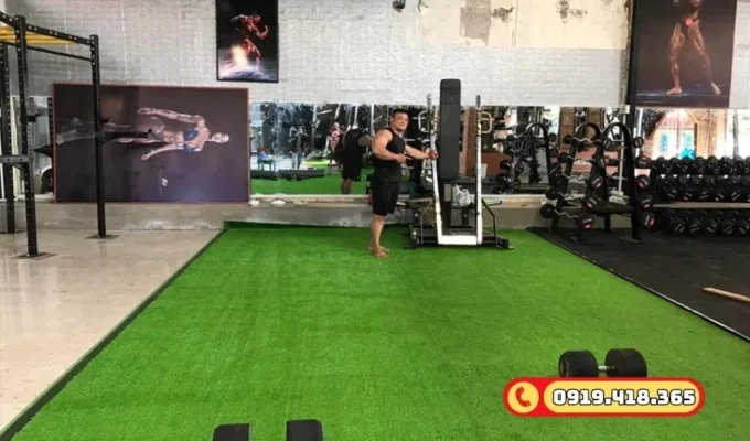 Cỏ nhân tạo phòng tập dễ dàng cắt ghép, phù hợp mọi kích thước sàn.