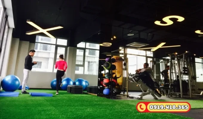 Cỏ nhân tạo phòng GYM có độ bền cao, không lo bong tróc hay xước bề mặt.