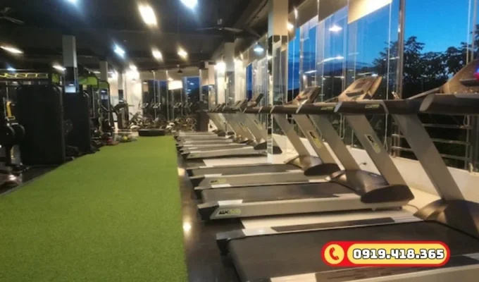 Cỏ nhân tạo giúp bảo vệ tốt các thiết bị phòng GYM khi rơi rớt dụng cụ tập luyện.