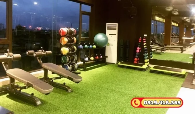 Chất liệu cỏ nhân tạo thân thiện môi trường, an toàn tuyệt đối cho phòng GYM.