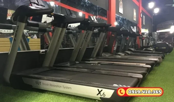 Thảm cỏ nhân tạo dễ vệ sinh, giữ không gian phòng GYM luôn sạch sẽ.