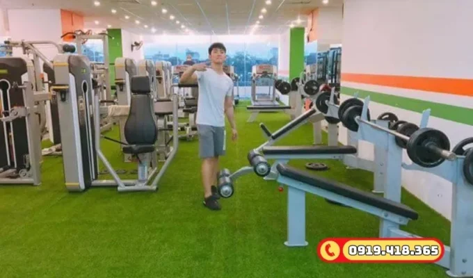 Cỏ nhân tạo cao 2cm cho phòng tập, thích hợp với các bài tập nhanh.