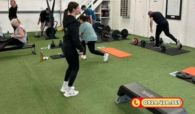 Cỏ nhân tạo phòng GYM chống thấm nước và bụi bẩn, dễ dàng làm sạch hàng ngày.