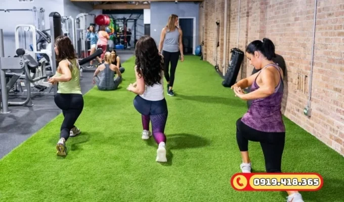 Cỏ nhân tạo phòng GYM có khả năng chống tia UV, không bạc màu.