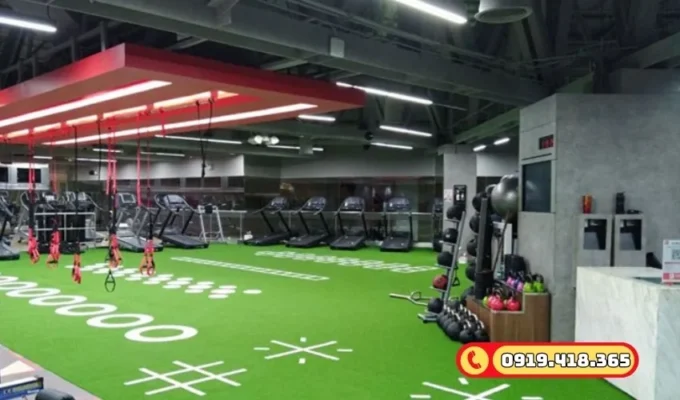 Lót sàn phòng GYM bằng cỏ nhân tạo giúp giảm tiếng ồn hiệu quả.