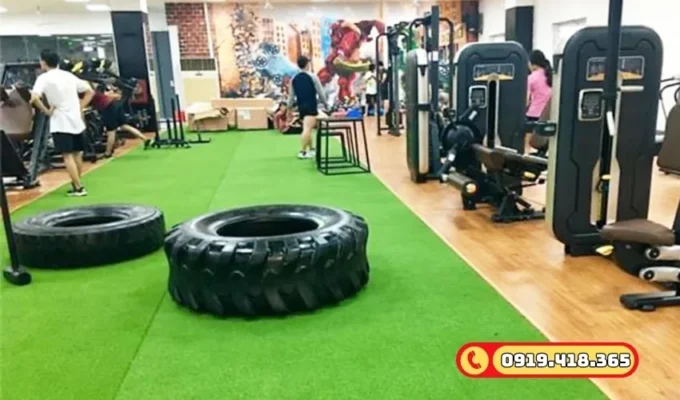 Sử dụng cỏ nhân tạo trong phòng GYM giúp bảo vệ sàn nhà và giảm tiếng ồn