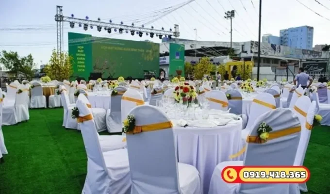 Tổ chức tiệc trên nền cỏ nhân tạo