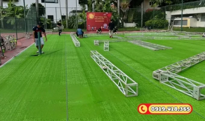 Trải thảm nền cho hội chợ ngoài trời