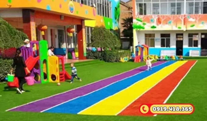 Cỏ nhân tạo màu tạo điểm nhấn cho sân trường