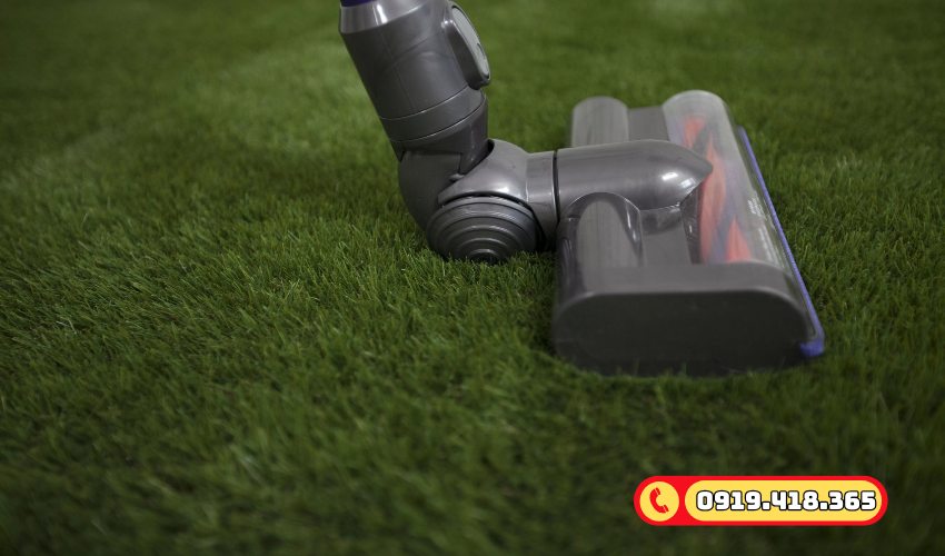 Sử dụng máy hút bụi làm sạch bụi bẩn của thảm