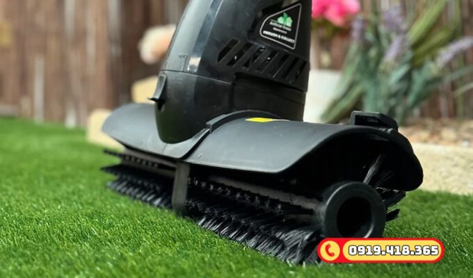 Sử dụng dụng cụ chải cỏ
