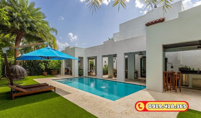 Biệt thự nhà phố xanh mát với hồ bơi cỏ nhân tạo