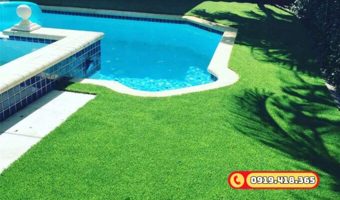 Thảm cỏ nhân tạo trải xung quanh hồ bơi