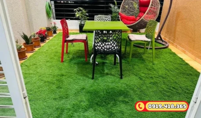 Góc sân vườn sân thượng kết hợp bàn ghế và cỏ giả.
