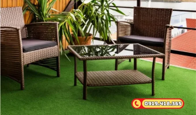 Tiểu cảnh sân vườn sân thượng kết hợp cỏ giả và hoa.