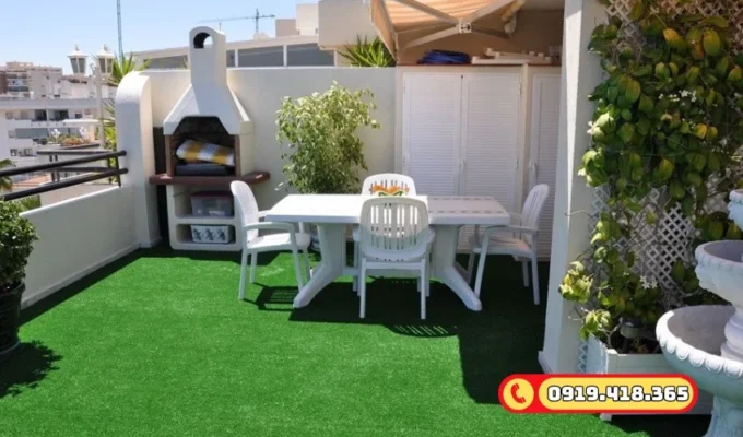 Trang trí sân thượng bằng cỏ giả kết hợp tiểu cảnh.