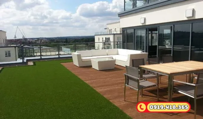 Không gian quán café sân thượng hiện đại với cỏ nhân tạo.