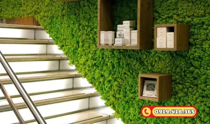 Trang trí cầu thang với tường cỏ giả tạo điểm nhấn xanh.