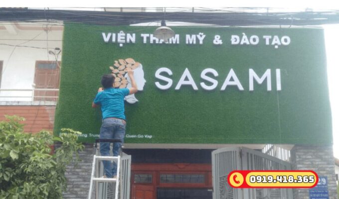 Bảng hiệu ngoài trời trở nên bắt mắt hơn với cỏ nhân tạo