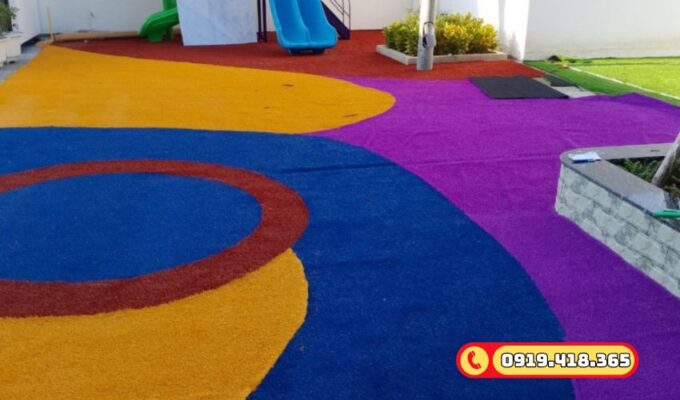 Cỏ nhân tạo màu tím, vàng trang trí sân chơi cho trẻ