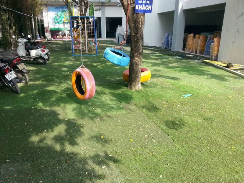 Thảm cỏ nhân tạo cũ lót sân vườn, tiết kiệm chi phí